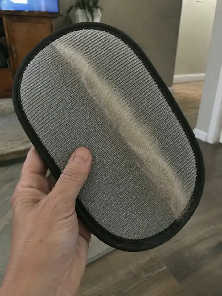 De achterzijde van de Woofl Glove met verzamelde hondenharen