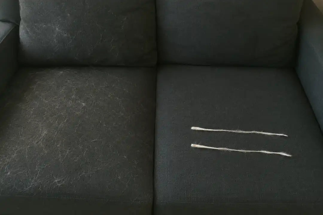 Links een bank met hondenharen en rechts fijne haarplukjes die na gebruik overblijven